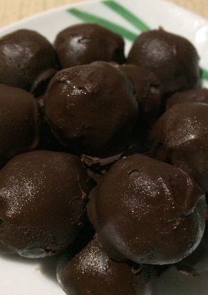 Una foto de Besitos de nuez cubiertos de chocolate