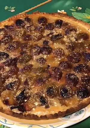 Une photo de Tarte aux reines claudes crème vanille (pâte brisée au lait et gelée pommes cranberries)
