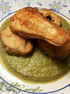 Una foto de Pescadilla frita en salsa de ajos y perejil