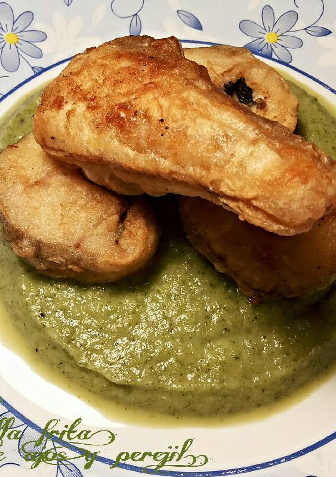 Una foto de Pescadilla frita en salsa de ajos y perejil