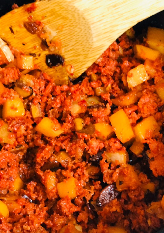 Una foto de Chorizo almendrado con papas