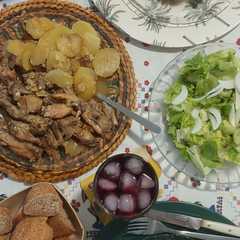 Una foto de Conejo y patatas al ajillo