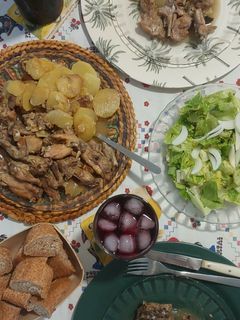 Una foto de Conejo y patatas al ajillo