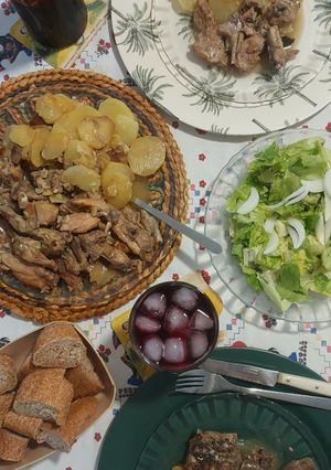 Una foto de Conejo y patatas al ajillo
