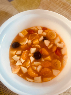 Una foto de Macedonia de frutas 🍐 🍉 🍌 🍎 🍑 🍒 🍍 🍊