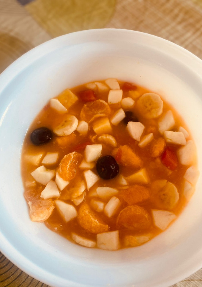 Una foto de Macedonia de frutas 🍐 🍉 🍌 🍎 🍑 🍒 🍍 🍊