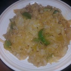 A picture of Cooked cabbage with green pepper.