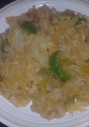 A picture of Cooked cabbage with green pepper.