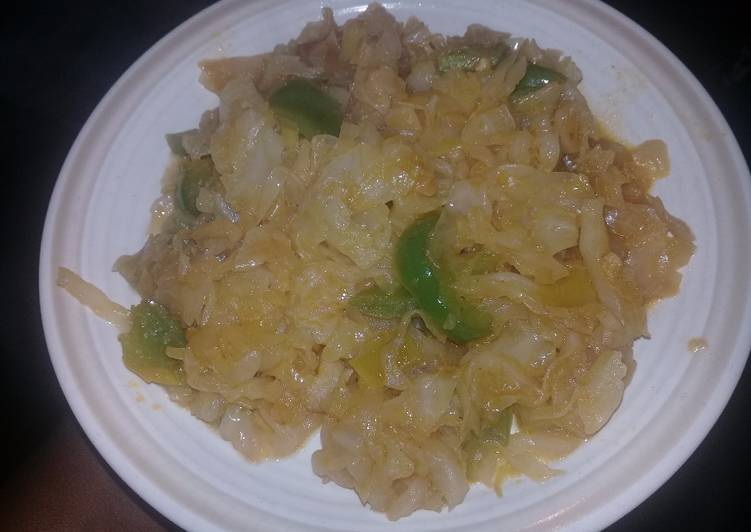 Cooked cabbage with green pepper