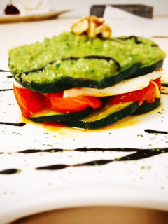 Foto principal de Milhojas de calabacín, tomates cherry, queso fresco y pesto de rúcula, queso manchego y nueces