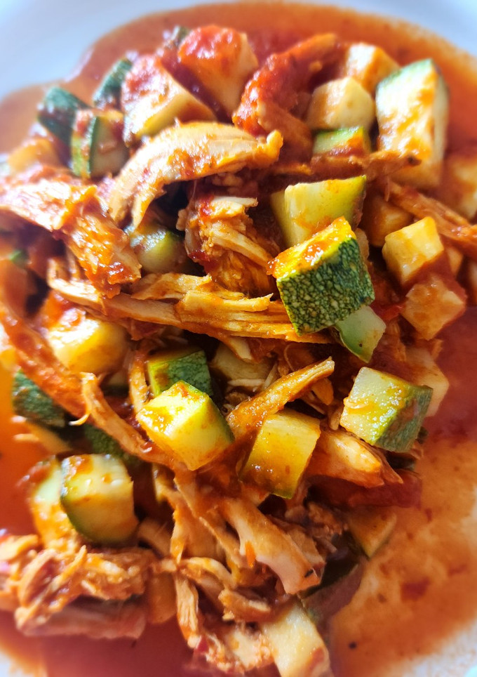 Una foto de Pollo con Calabacitas en Salsa de Guajillo