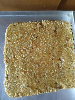 शेंगदाणा चिक्की (shengdana chikki recipe in marathi) रेसिपी चे मुख्य फोटो