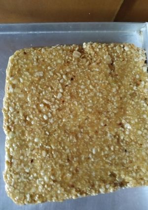 शेंगदाणा चिक्की (shengdana chikki recipe in marathi) रेसिपी चे मुख्य फोटो 