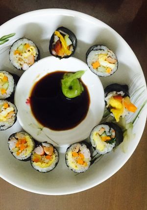 Hình của món Cơm cuộn rong biển.
