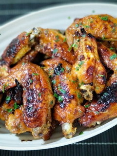 Una foto de Alitas de pollo caramelizadas con salsa yakiniku