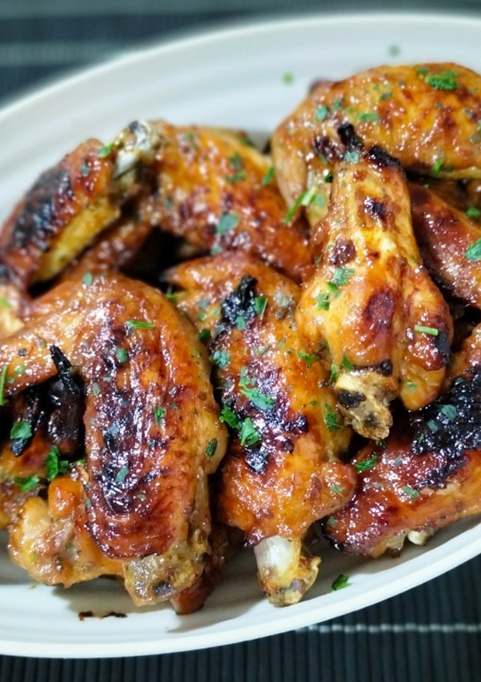 Una foto de Alitas de pollo caramelizadas con salsa yakiniku