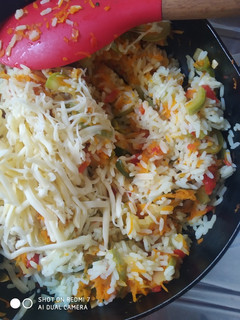 Una foto de Arroz con Vegetales al sartén, muy rico!