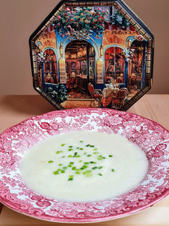 Una foto de Vichyssoise 🇫🇷 Sopa fría francesa de puerros y papa🗼Francia 🇫🇷