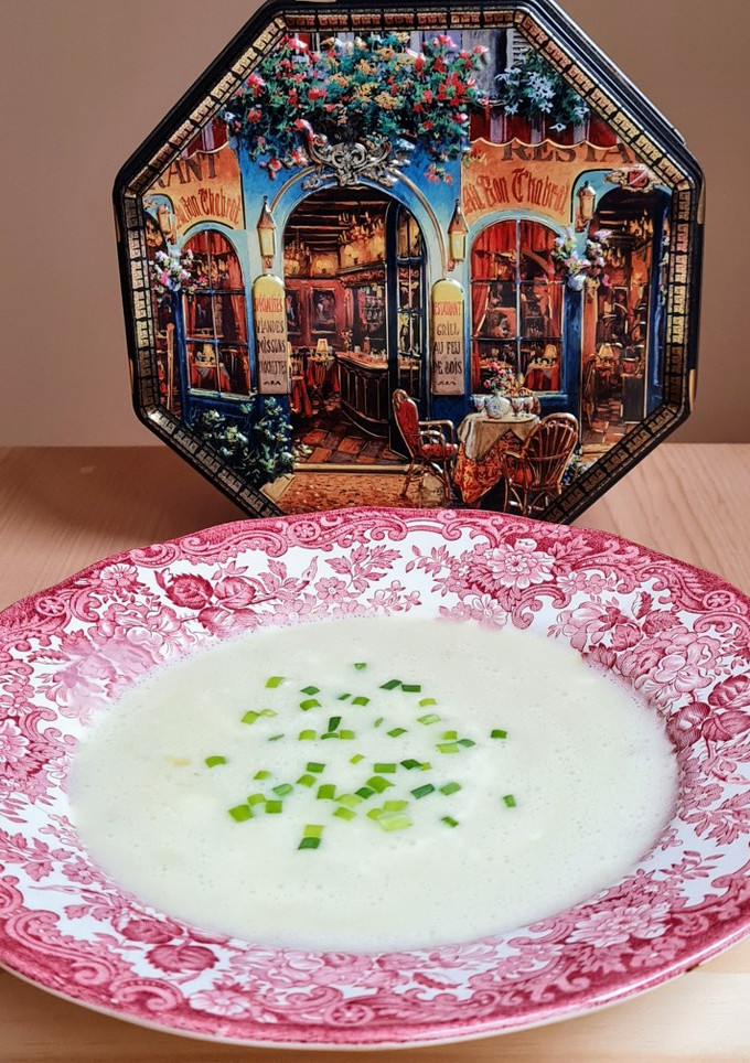 Una foto de Vichyssoise 🇫🇷 Sopa fría francesa de puerros y papa🗼Francia 🇫🇷