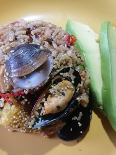 Una foto de Paella con mariscos, Quinua y ajonjolí