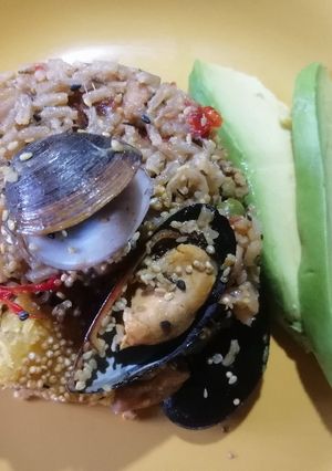 Una foto de Paella con mariscos, Quinua y ajonjolí