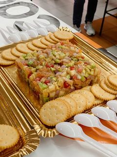 Una foto de Tartar de aguacate, salmón, manzana y granada