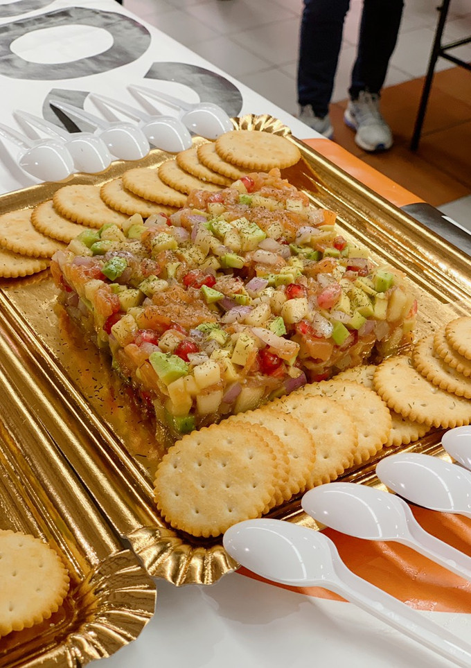 Una foto de Tartar de aguacate, salmón, manzana y granada