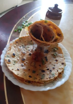 A picture of Spring onion paratha.