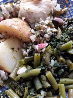 Foto de Bacalhau com batatas e verduras e molho de chalotas com vinagrete