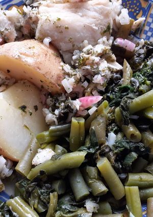 Foto de Bacalhau com batatas e verduras e molho de chalotas com vinagrete