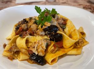Foto di Pappardelle Fresche con Pesce Serra, Pomodorini Freschi, Olive Nere e Capperi