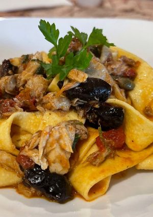 Foto di Pappardelle Fresche con Pesce Serra, Pomodorini Freschi, Olive Nere e Capperi