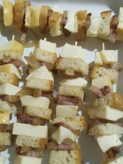 Foto di Spiedini di scamorza con guanciale in pane tostato