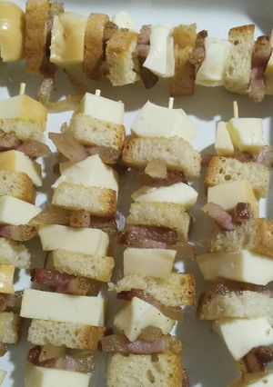 Foto di Spiedini di scamorza con guanciale in pane tostato