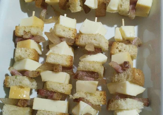 Spiedini di scamorza con guanciale in pane tostato