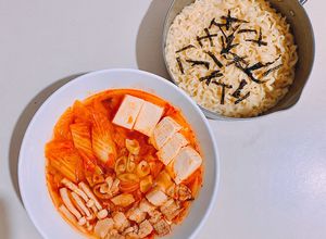 Hình của món Canh kim chi (ăn kèm mì Hàn Quốc hay cơm đều được).