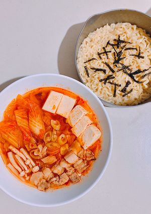 Hình của món Canh kim chi (ăn kèm mì Hàn Quốc hay cơm đều được).