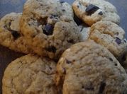 Una foto de galletas cookies sin levadura y polvo para hornear