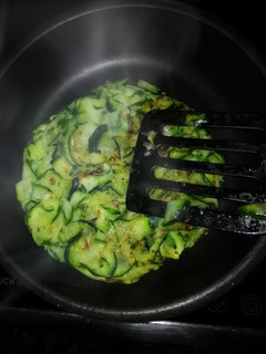 Una foto de Rösti de calabacín vegano y sin patata