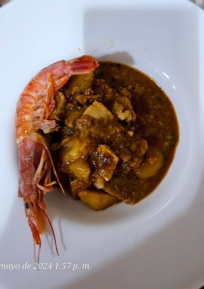 Una foto de Fumet de gambas con mero y patatas