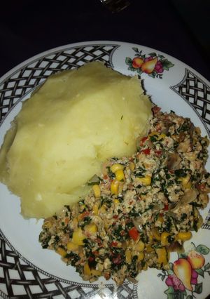 A picture of Mashed potatoes and veggies egg sauce.