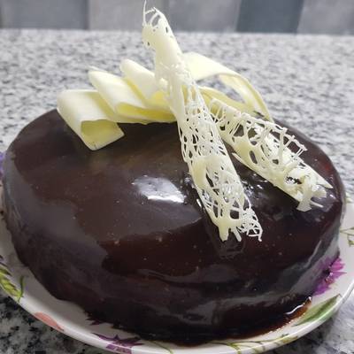 Torta de chocolate bañada con Glaseado Espejo (18 cm) Receta de Karen  Zubiaurre- Cookpad