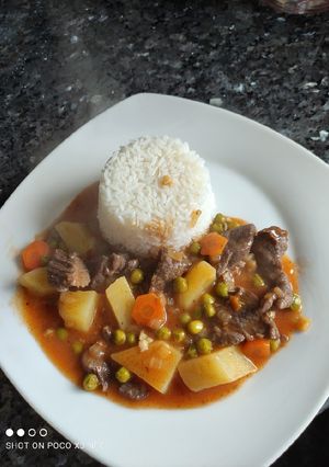 Una foto de Estofado de carne con arrocito graneado