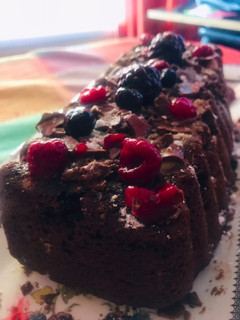 Una foto de Budín de chocolate y Frutos Rojos ♥️ o Budín de San Valentín 🥰