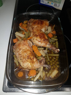 Una foto de Cuartos de pollo al horno con verduras y puré de patata
