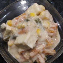 A picture of White sauce mixed vegetable.