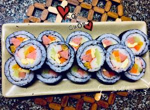 Hình của món Cơm cuộn Kimbap (không dùng mành tre).