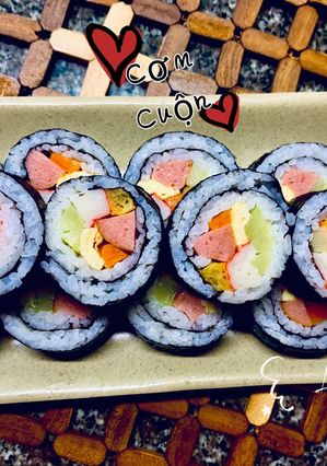 Hình của món Cơm cuộn Kimbap (không dùng mành tre).