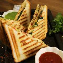 कॉर्न पालक एंड मेयो टू लयर सैंडविच(Corn palak and mayo two layer sandwich recipe in Hindi)-レシピのメイン写真