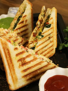कॉर्न पालक एंड मेयो टू लयर सैंडविच(Corn palak and mayo two layer sandwich recipe in Hindi) रेसिपी मुख्य फोटो